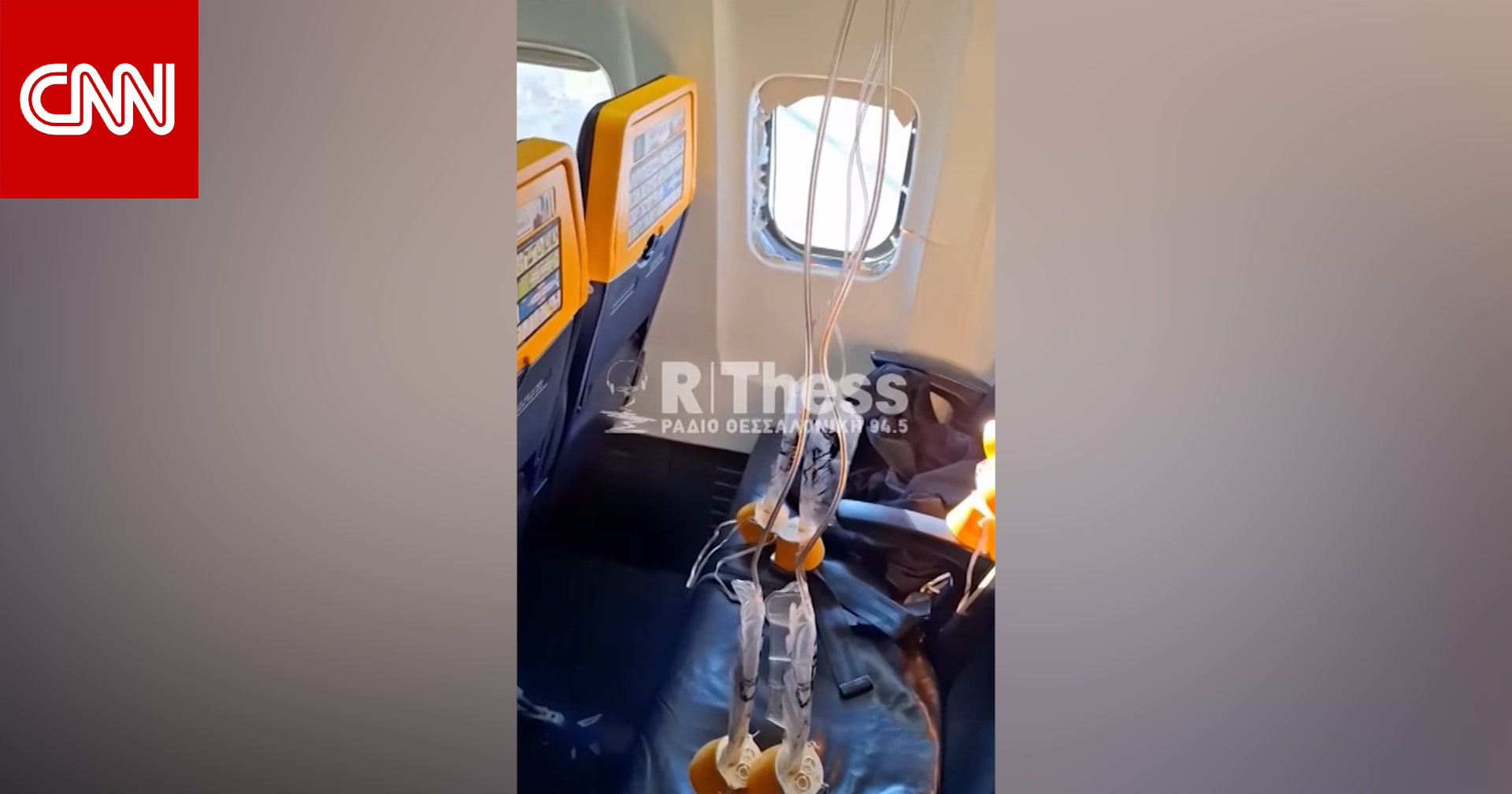 حادث خطير في الجو.. راكب يُسحب جزئياً خارج طائرة انفصلت نافذتها