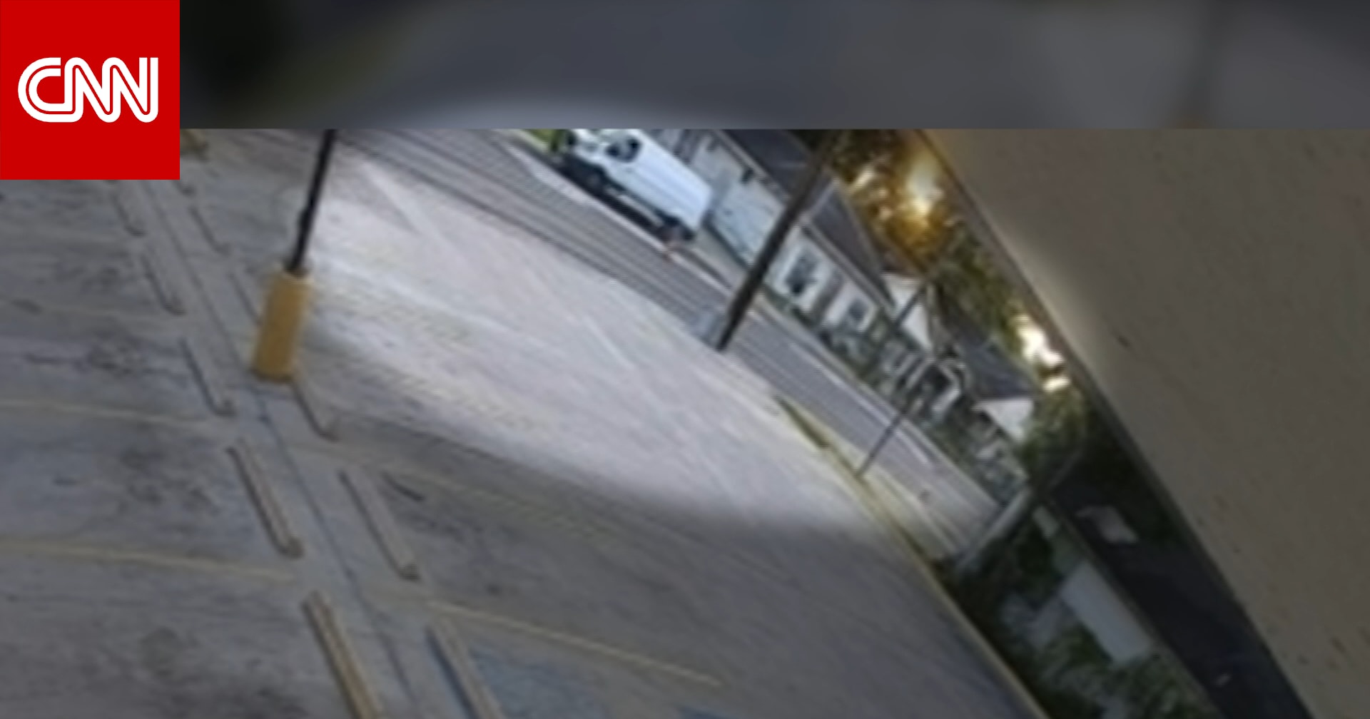كاميرا مراقبة توثق اللحظات الأخيرة قبل مقتل مواطن مكسيكي خلال عملية لشرطة الهجرة الأمريكية