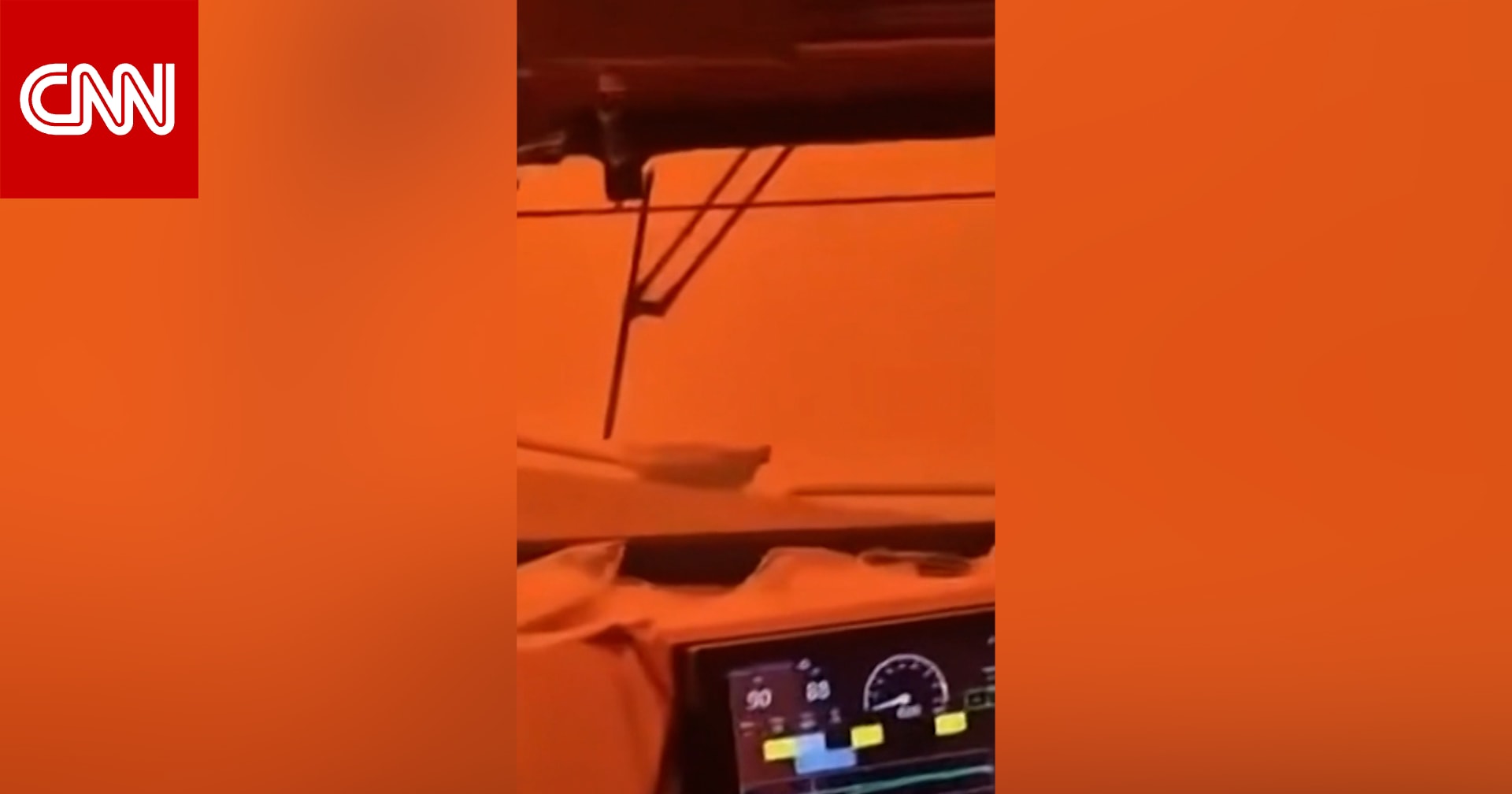 وسط ذعر الركاب.. شاهد حريق غابات يلتهم عربة قطار في كندا