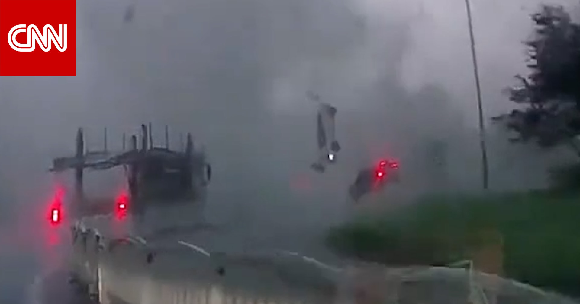 إعصار يرفع سيارتين عن طريق سريع في شرق الصين