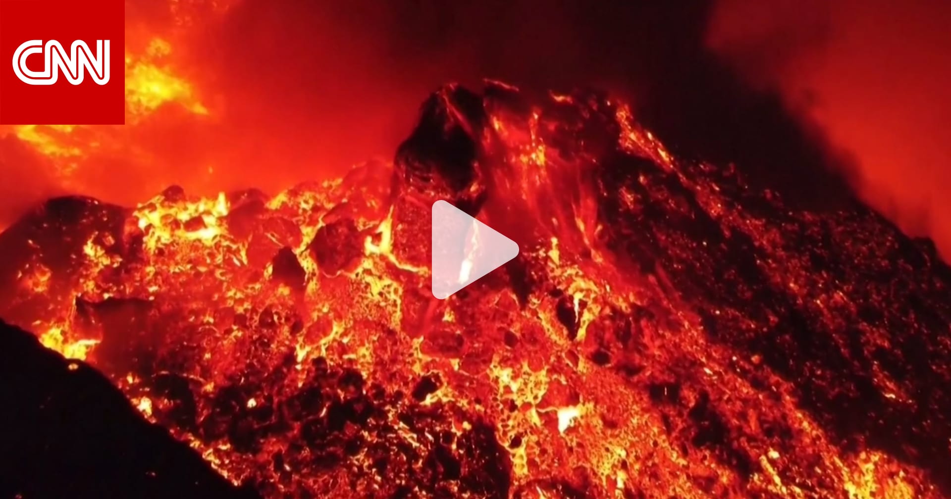 مشاهد من "الدرون" لفوهة بركان كومبر فيجا لحظة قذفه الحمم المنصهرة