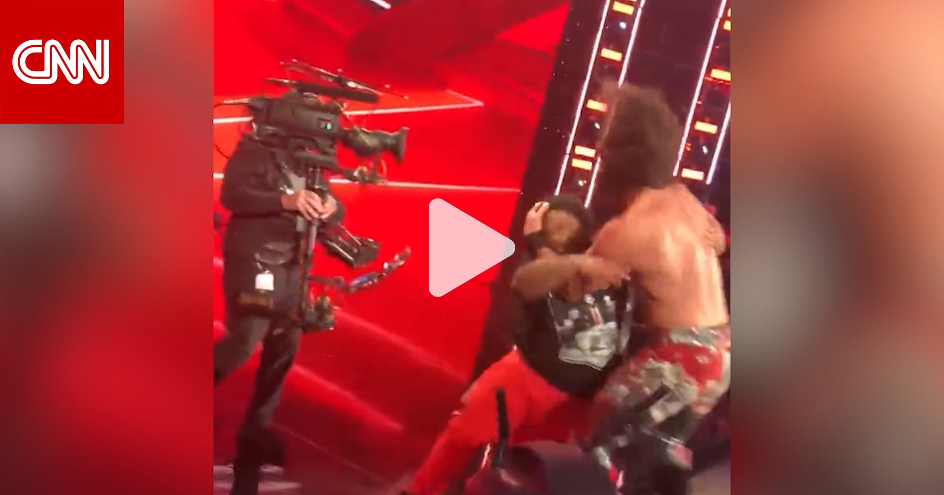رجل يداهم مصارع WWE أثناء بث مباشر ويطرحه أرضًا بقوة.. شاهد ما حدث بعدها