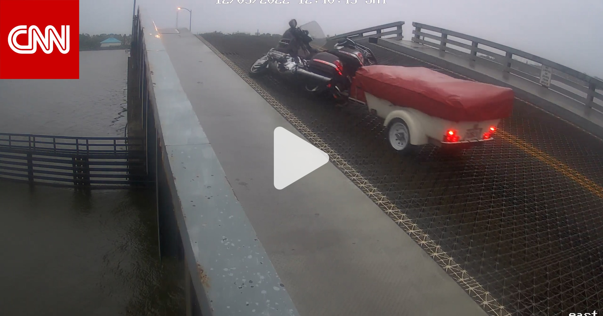 كاد يسقط من جسر متحرك.. شاهد كيف نجا درّاج من حادث مروّع