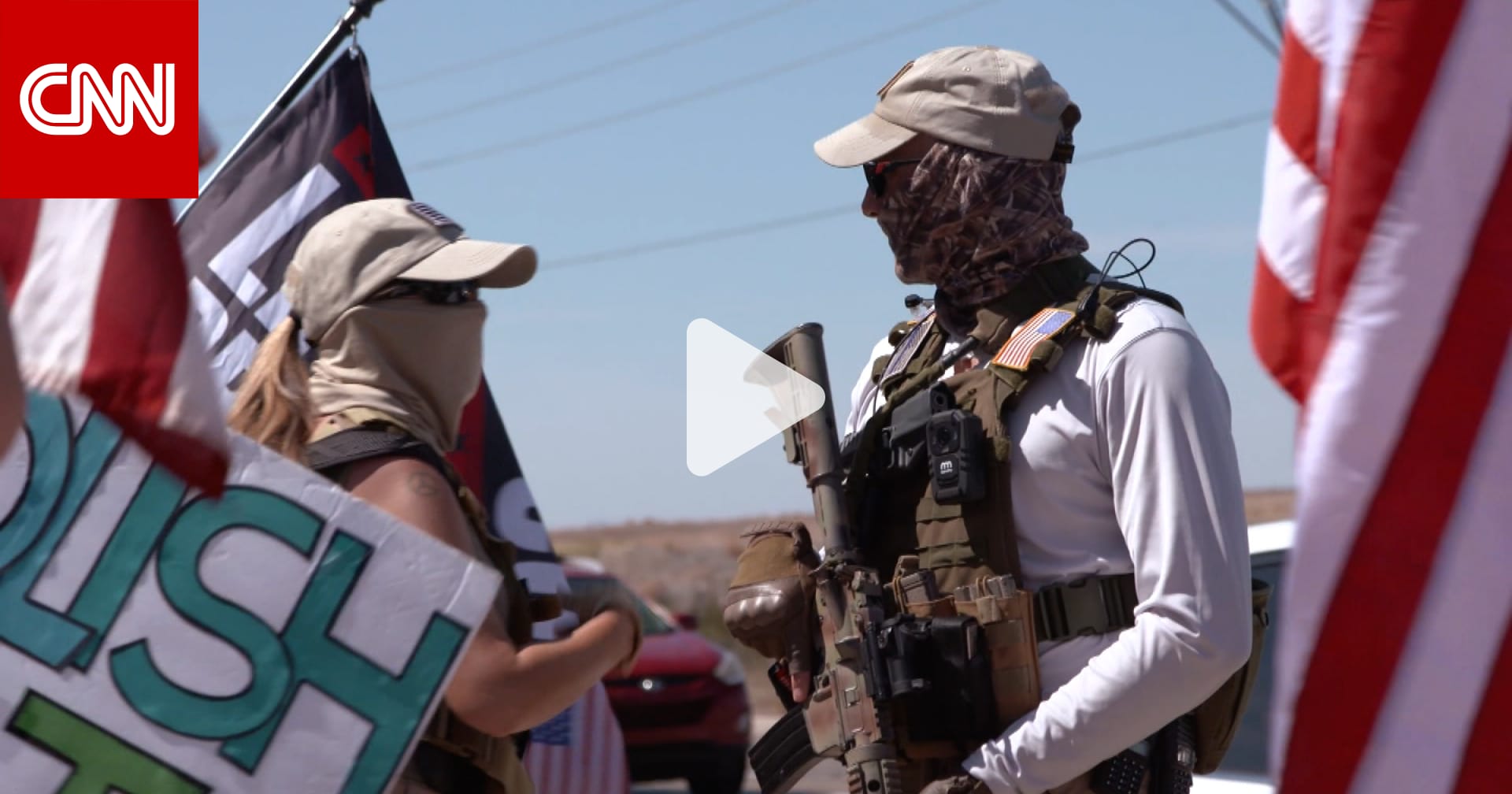 مدججون بالأسلحة.. شاهد كيف اجتمع أنصار ترامب أمام مكتب FBI في فينيكس