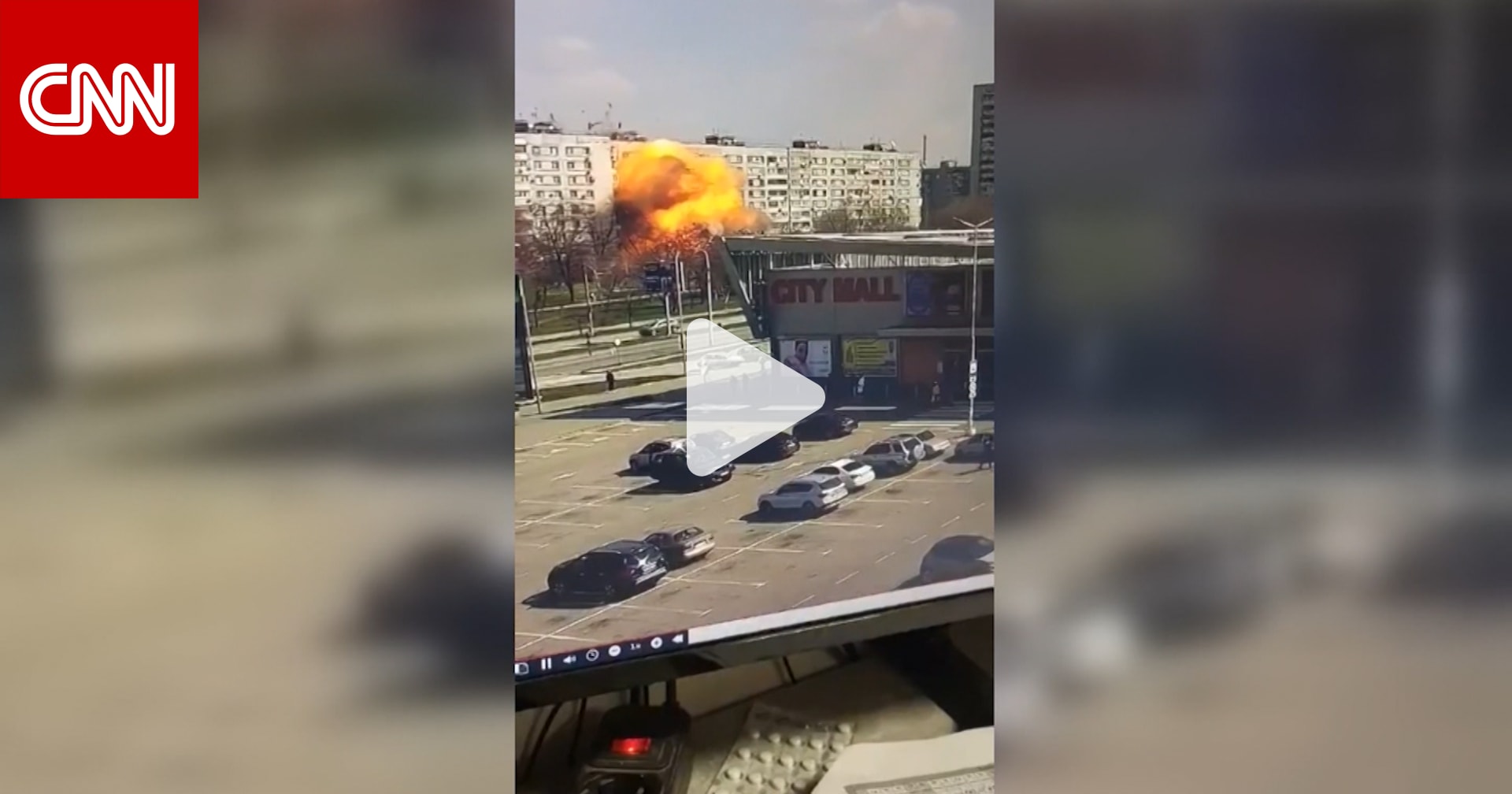 أطلق كرة لهب هائلة.. شاهد ما حدث لمبنى سكني في أوكرانيا عندما أصابه صاروخ روسي