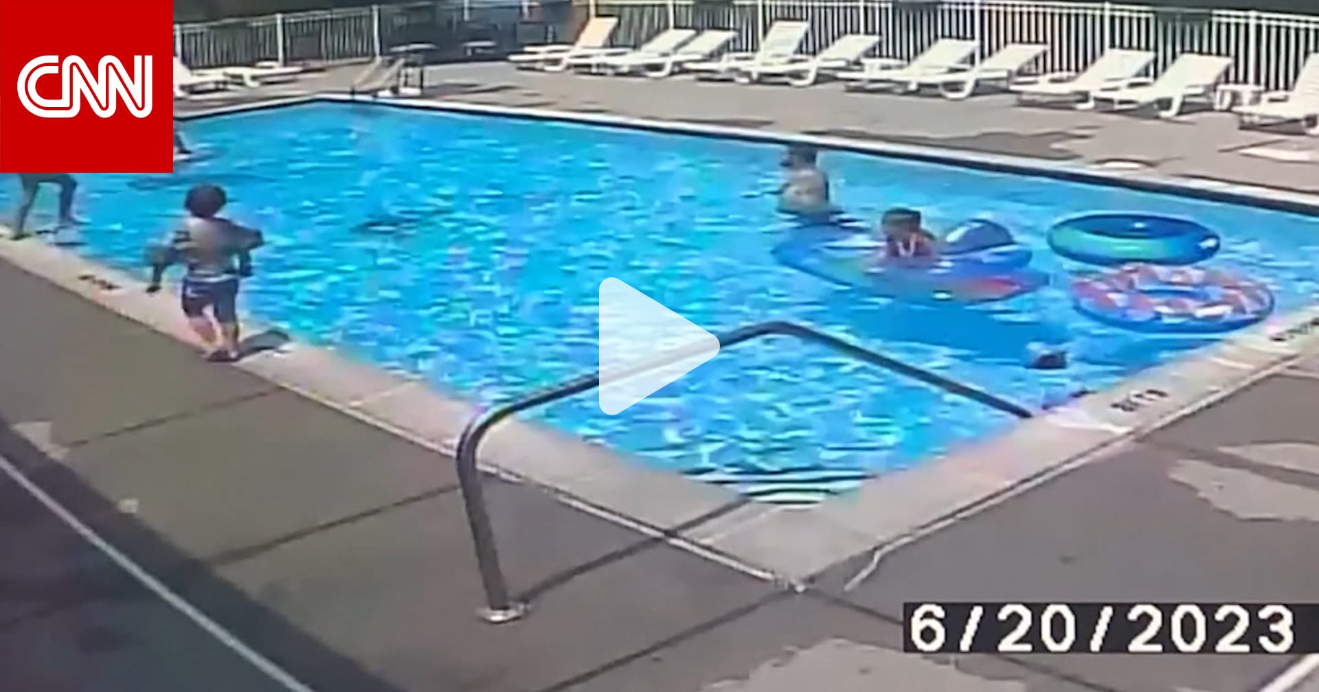 كاميرا ترصد ما فعله صغيران عندما لاحظا طفلًا يغرق ببركة سباحة