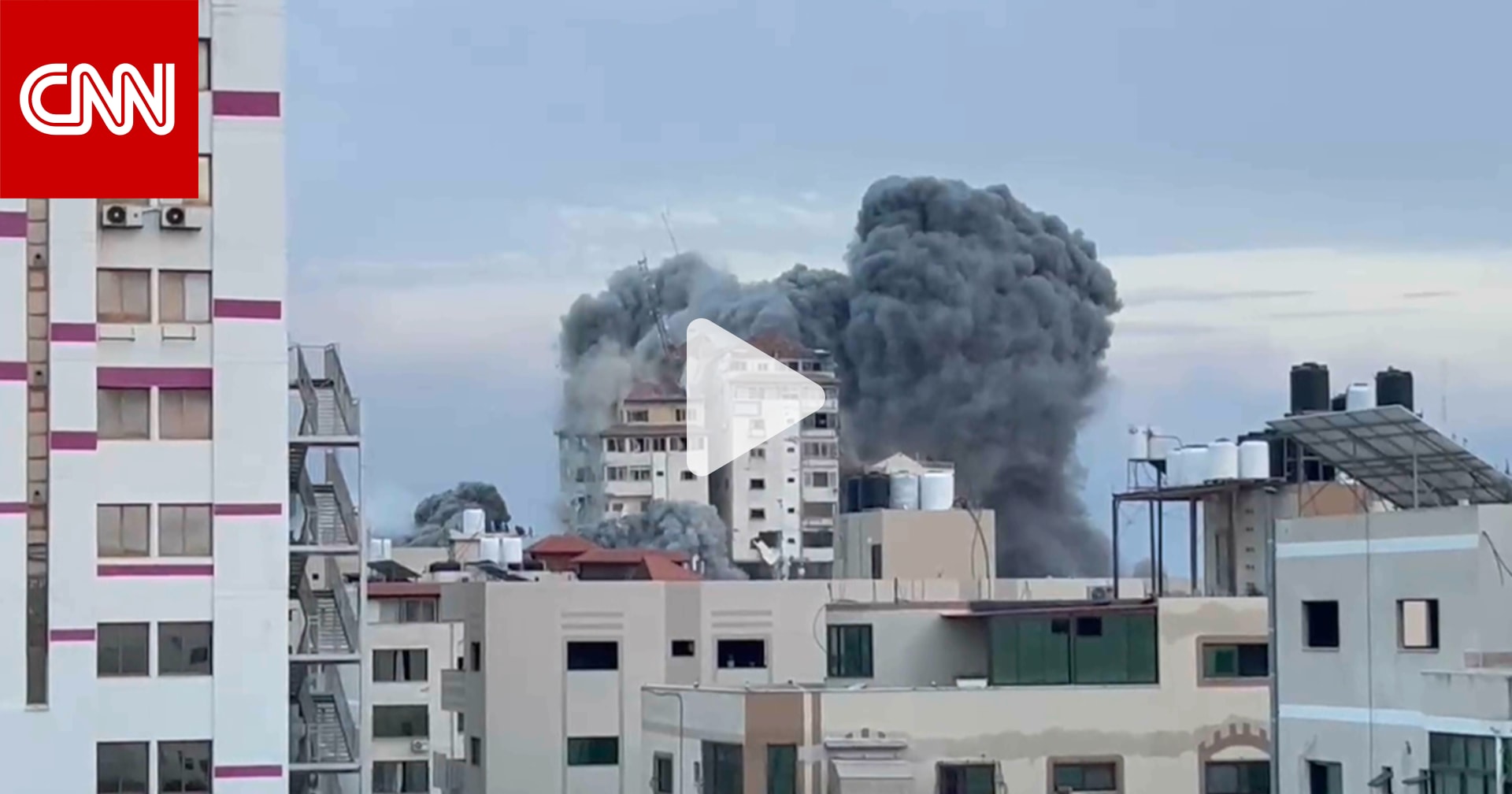 شاهد لحظة انهيار برجين شاهقين أحدهما "برج فلسطين" بعد قصف على غزة