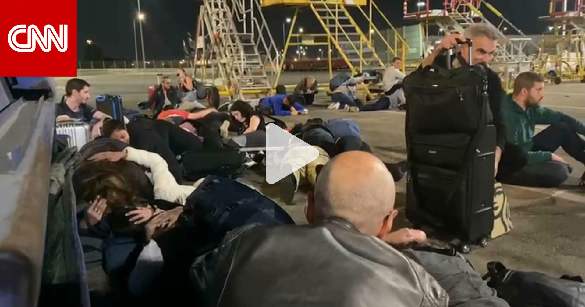 كاميرا CNN في مطار بن غوريون توثق لحظات خوف مسافرين بعد إنطلاق صافرات الإنذار