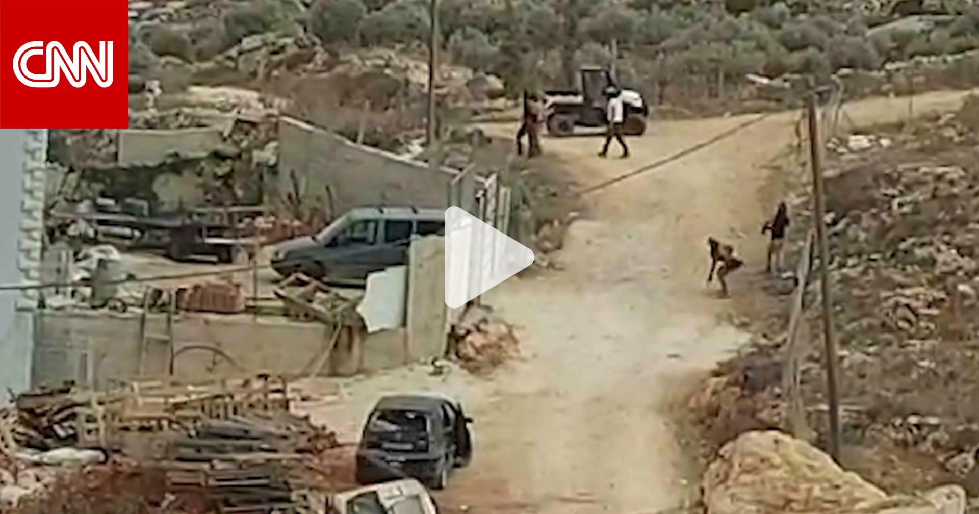 فيديو يُظهر مستوطنين إسرائيليين يلقون الحجارة ويطلقون النار على منزل فلسطيني