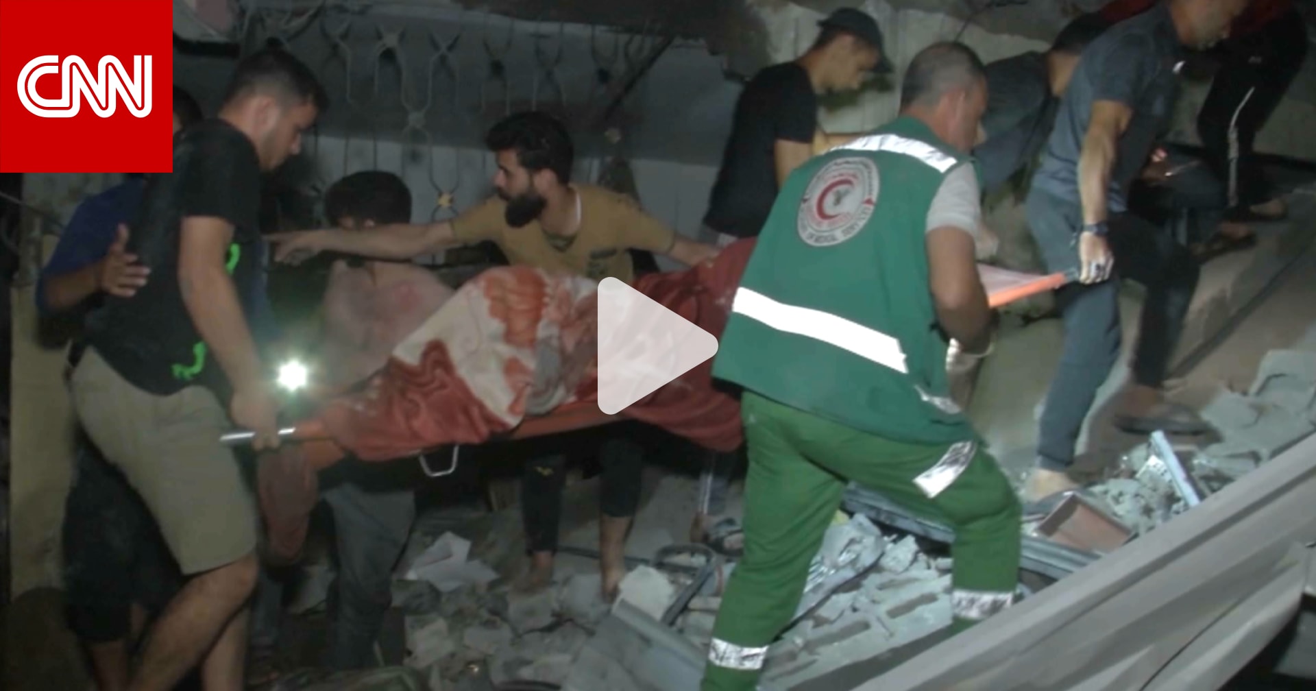 فيديو يُظهر اللحظات المروعة التي تلت غارة جوية ليلية على غزة