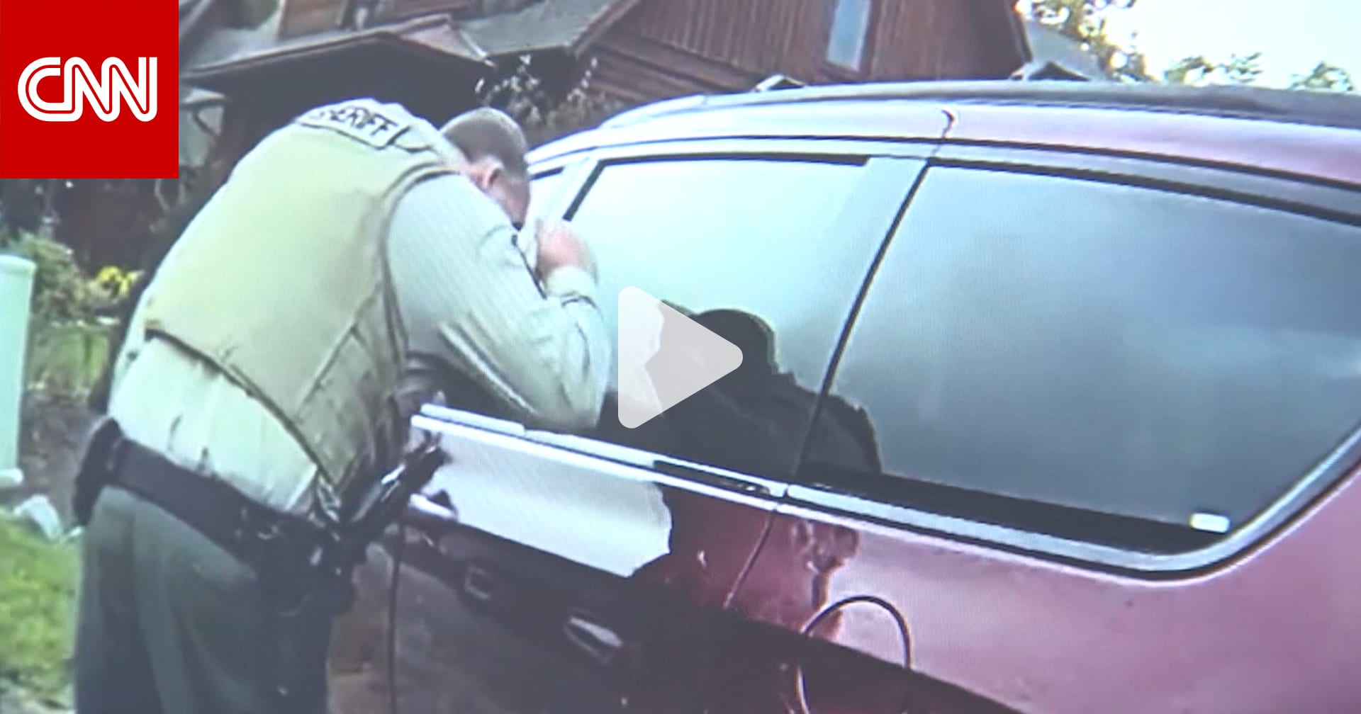 شاهد كيف استخدم ضابط خدعة ذكية لإخراج دب محاصر داخل سيارة عائلية