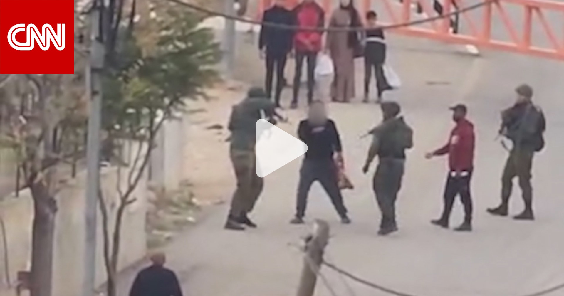فيديو يُظهر جنديًا إسرائيليًا يطلق النار على فلسطيني من "ذوي الإعاقة العقلية" بعد نشوب جدال