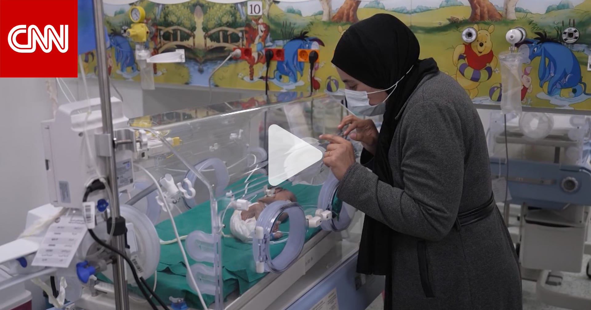 شاهد رد فعل فلسطينية من غزة عند رؤية طفلتها الخديج لأول مرة في مستشفى بمصر
