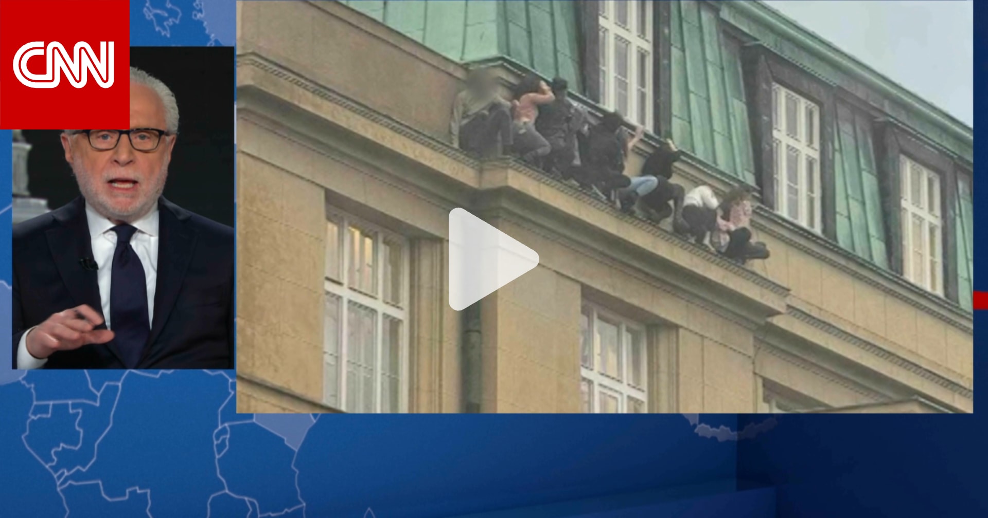خاطروا بحياتهم.. طلاب في براغ يختبئون على حافة مبنى هربًا من مسلح قاتل