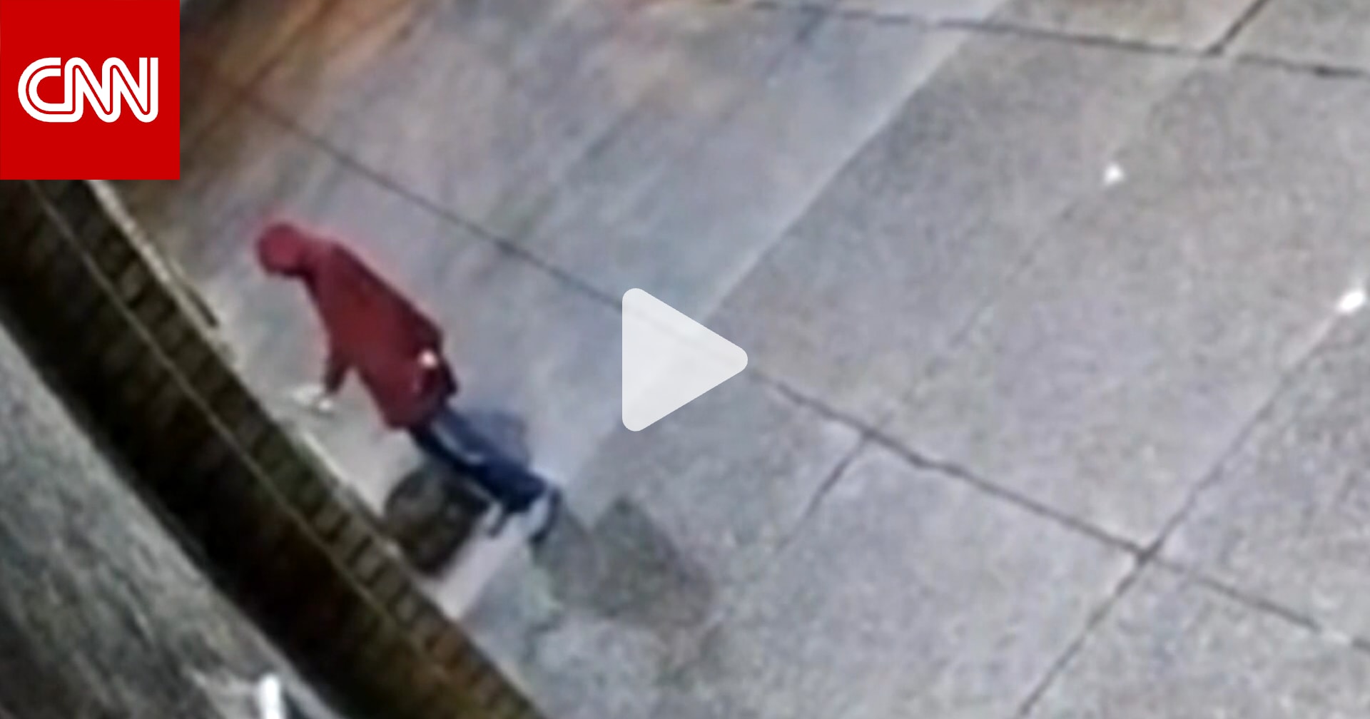 فيديو أثار الغضب.. كاميرا مراقبة ترصد ما فعله مجهول عند باب مسجد في أمريكا
