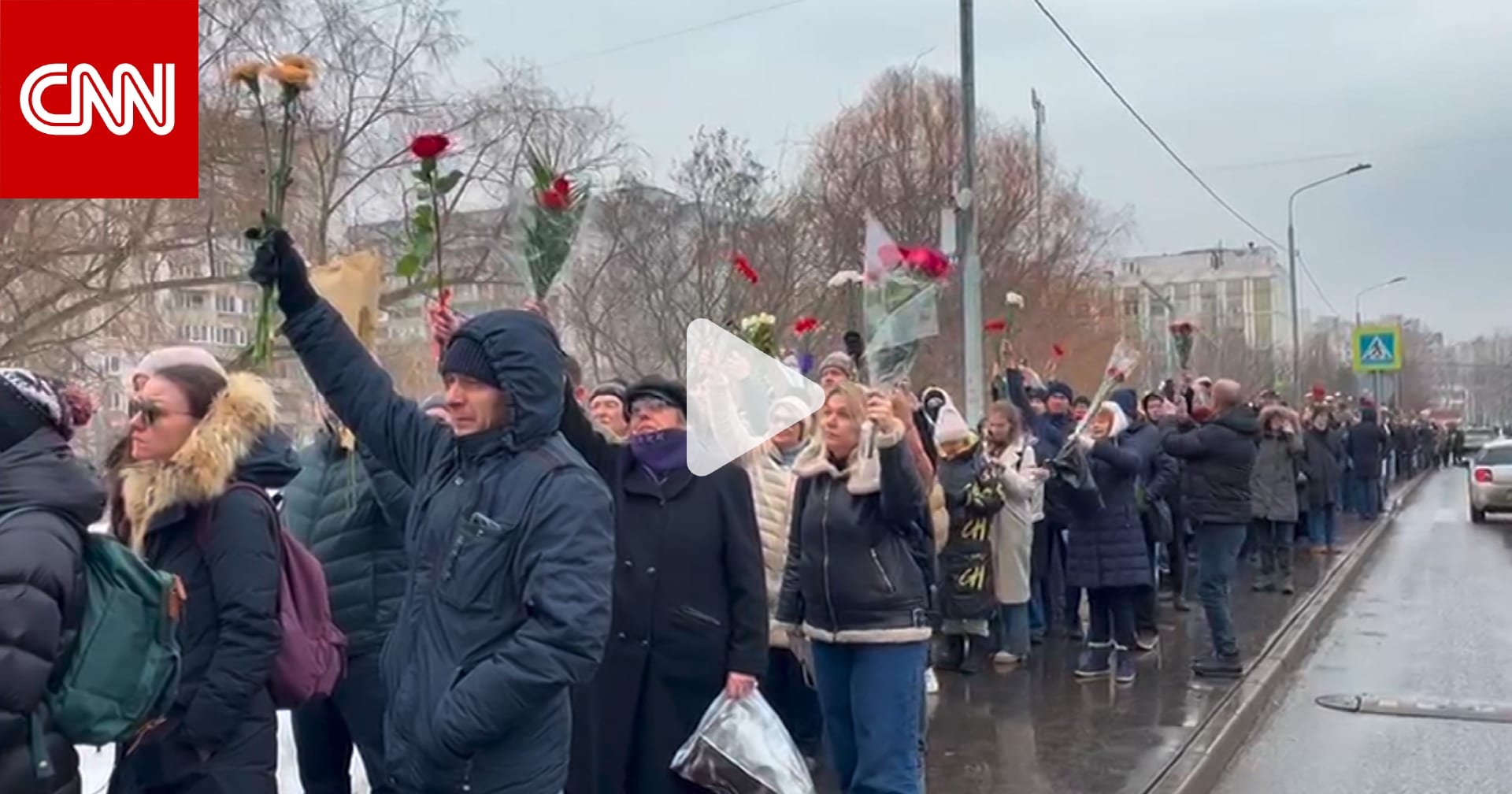 شاهد توافد حشود ضخمة من الروس خلال مراسم تشييع نافالني في موسكو