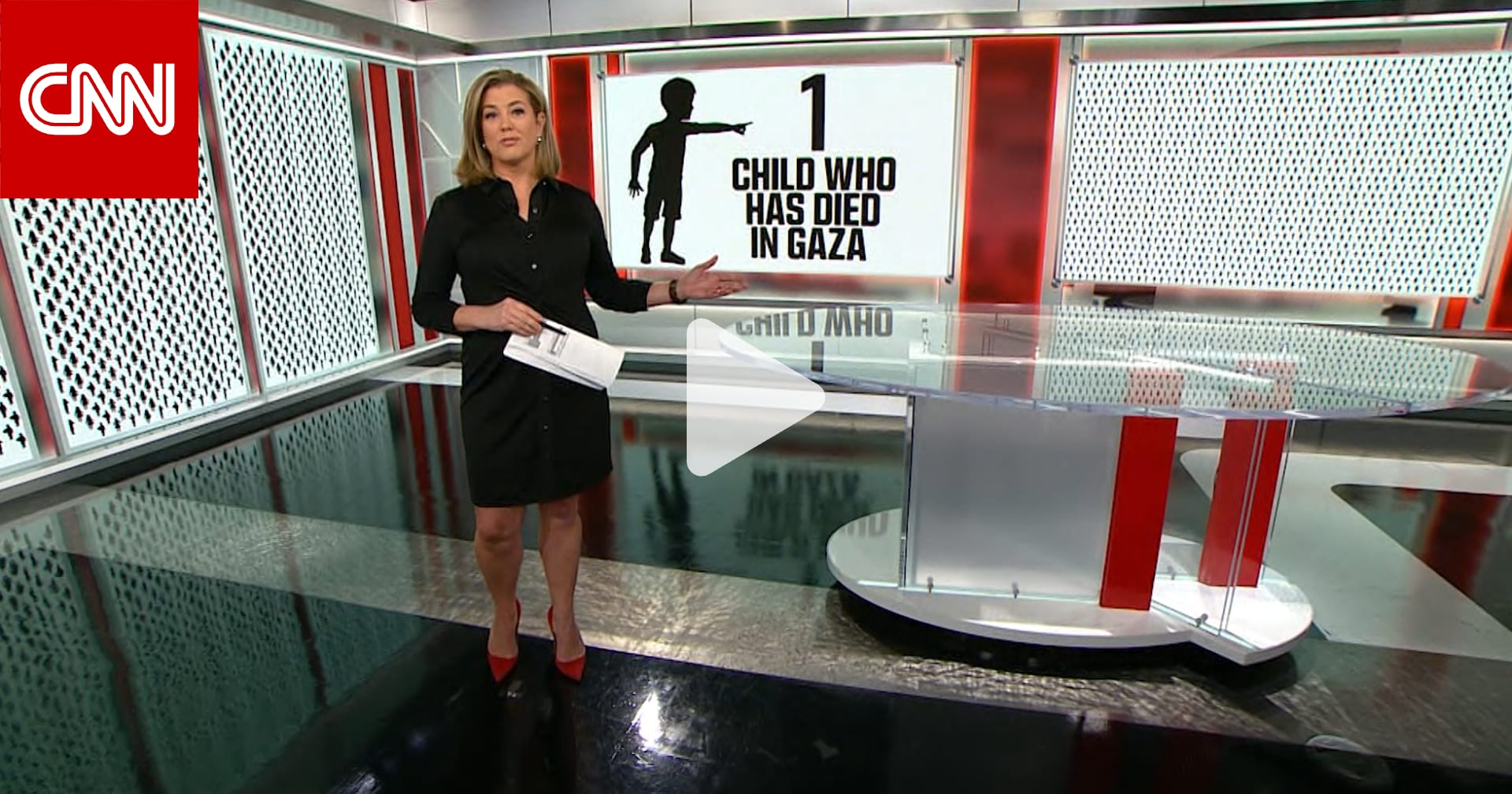 داخل استوديو CNN.. عرض رموز تمثل عدد أطفال غزة الذين قتلوا في الحرب