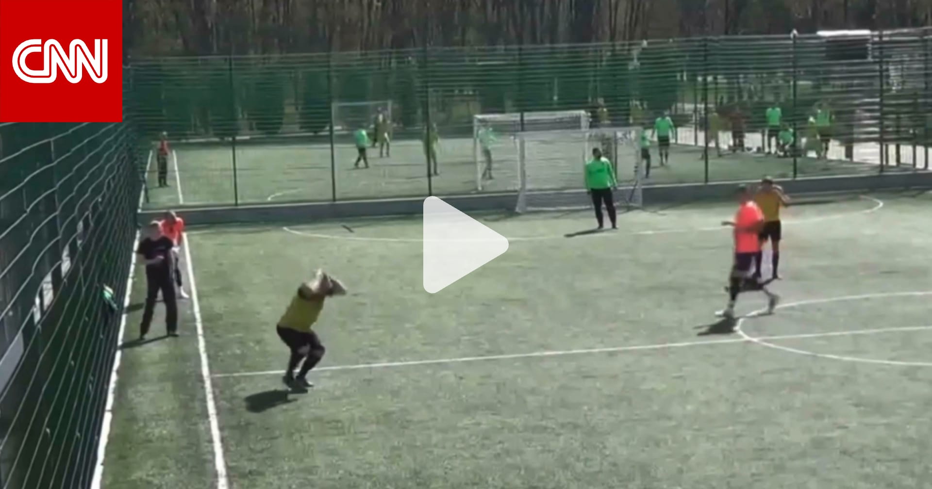 استهداف وشيك.. فيديو يُظهر لحظة سقوط صواريخ أثناء تدريب فريق كرة قدم في أوكرانيا