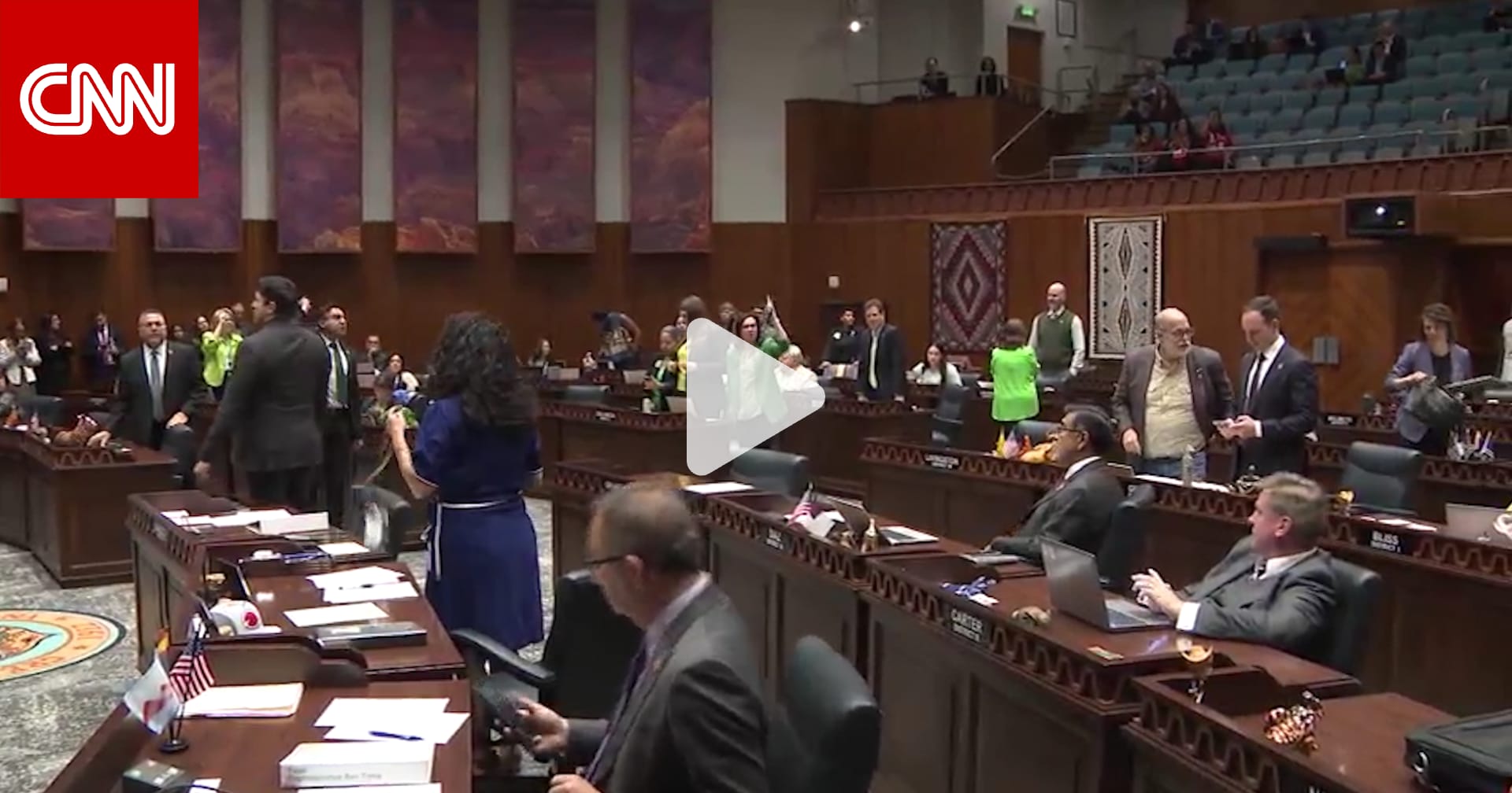 شاهد لحظة اندلاع فوضى في مجلس نواب أريزونا بسبب قانون حظر الإجهاض
