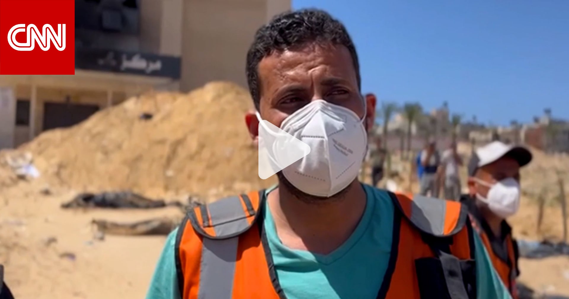 "جريمة ضد الإنسانية".. شاهد ما قاله طبيب من غزة بعد اكتشاف مقبرة جماعية بمستشفى في خان يونس
