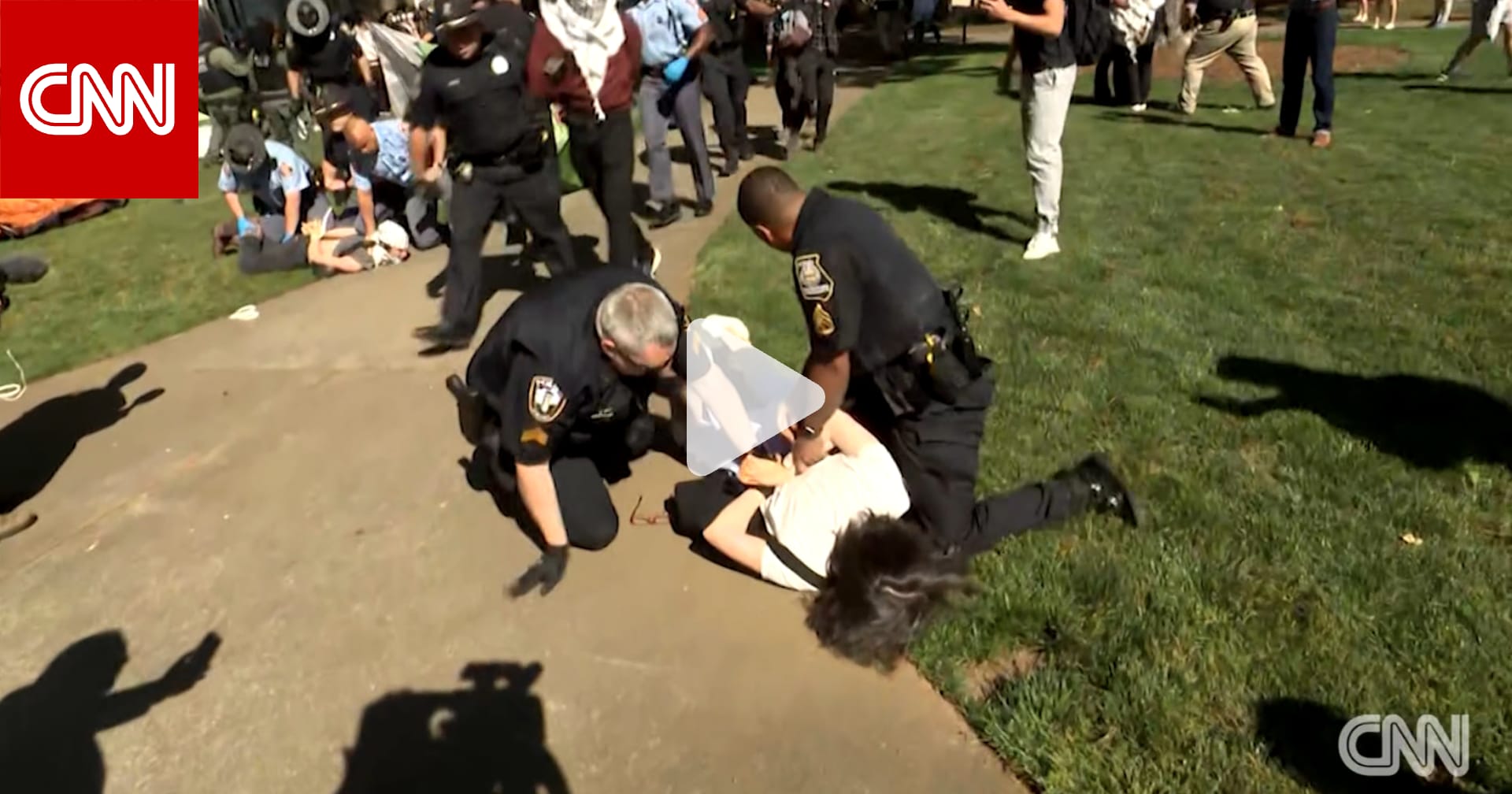 كاميرا CNN تُظهر استخدام الشرطة القوة في اعتقال متظاهرين مؤيدين...