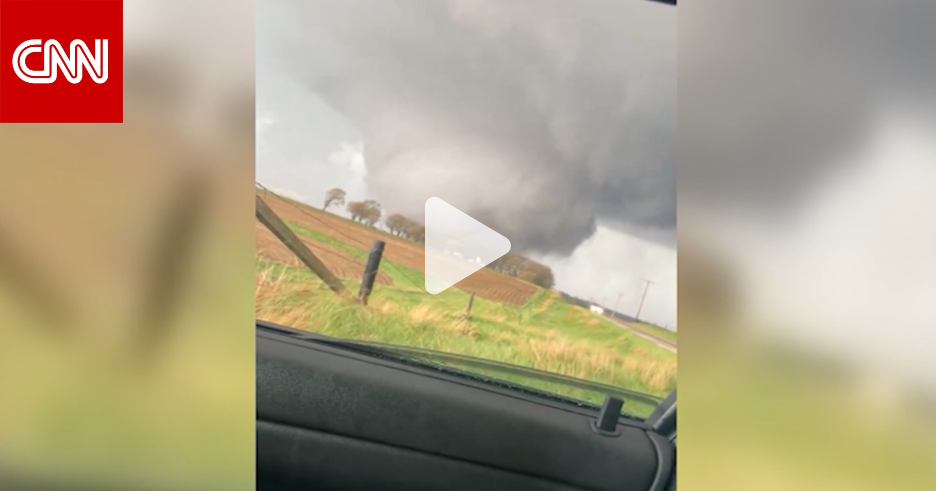سائق يلتقط مشهدًا مخيفًا لإعصار مدمر يتحرك بالقرب منه بأمريكا.. شاهد رد فعله