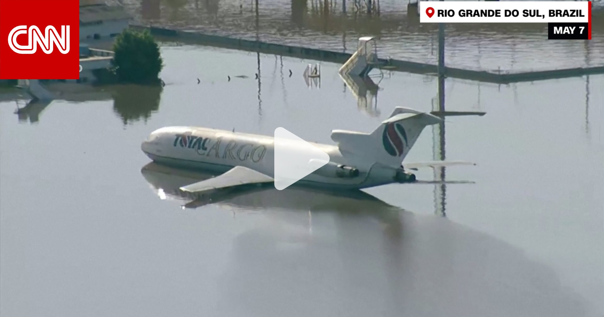 غمرته المياه.. فيديو صادم يظهر غرق مطار بجنوب البرازيل جراء الفيضانات