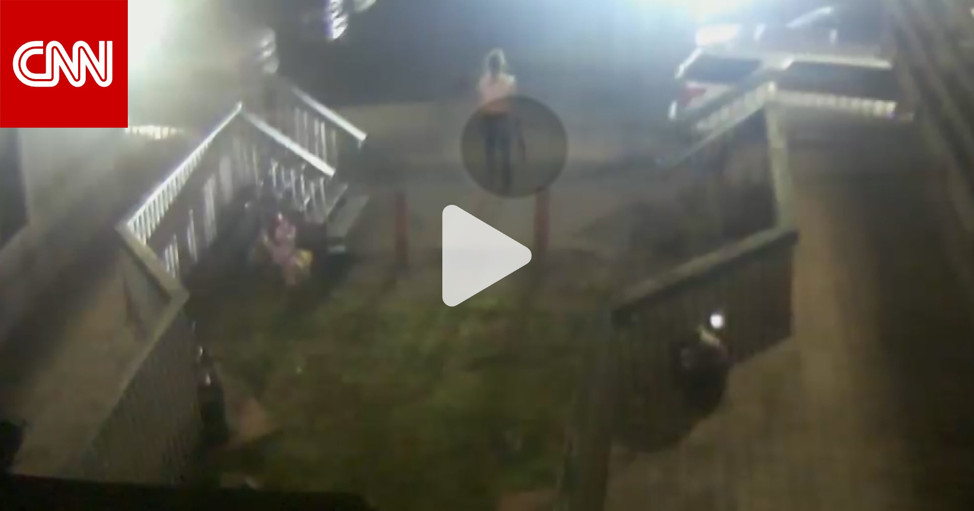 فيديو يناقض ما قالته الشرطة.. كاميرا ترصد لحظة مقتل رجل على يد ضباط بأمريكا 