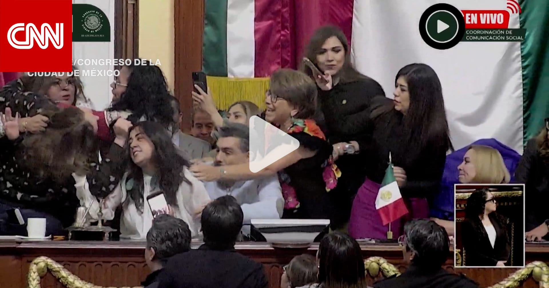 شد شعر وصياح.. مشرّعات يتعاركن في برلمان المكسيك 