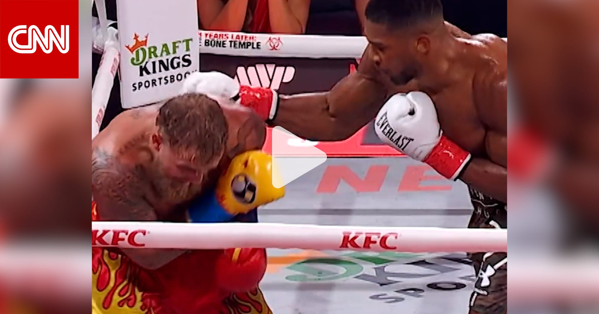 كسر فكه.. بطل العالم السابق بالملاكمة يُسقط جيك بول بضربة قاضية بنزال الوزن الثقيل 