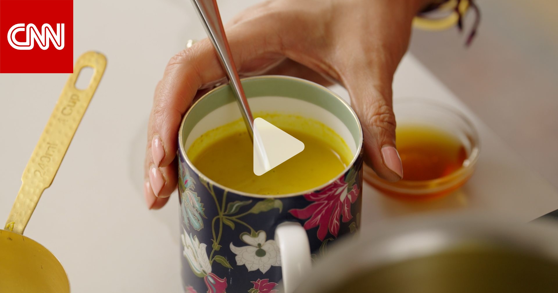 انسَ الشوكولاتة الساخنة.. مشروب "الحليب الذهبي" الدافئ والصحي "أشبه بعناق داخل كوب" 