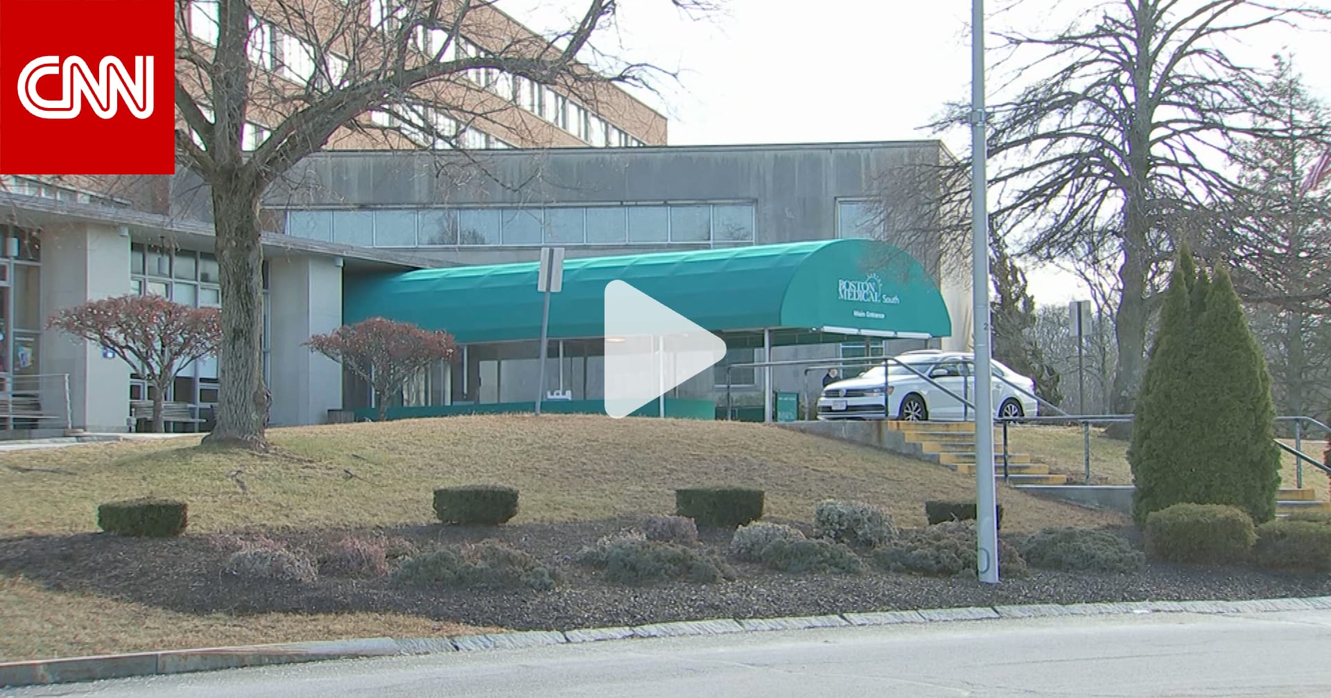 شرطيان يساعدان بتنفيذ "ولادة طارئة" فجر عيد الميلاد 