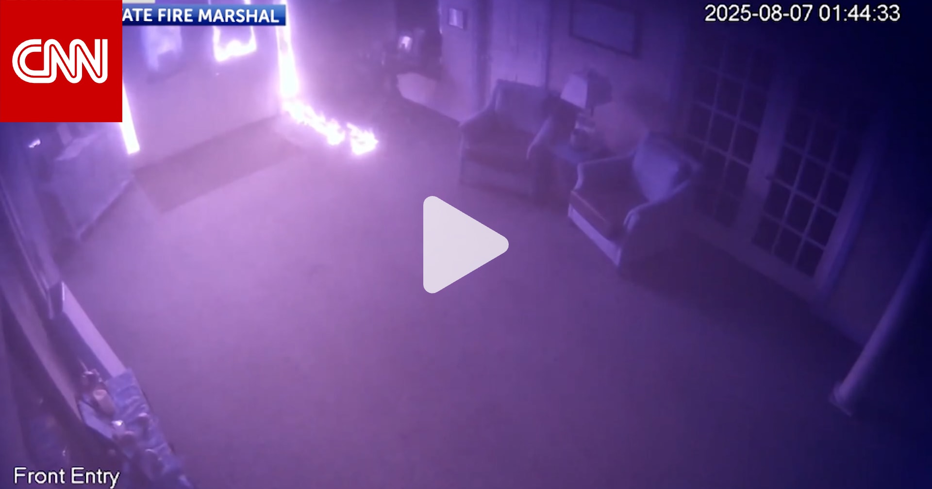 بسبب سيجارة رئيس الشرطة.. حريق يلتهم مبنى بالكامل بعد وضعها قرب مواد قابلة للاشتعال 