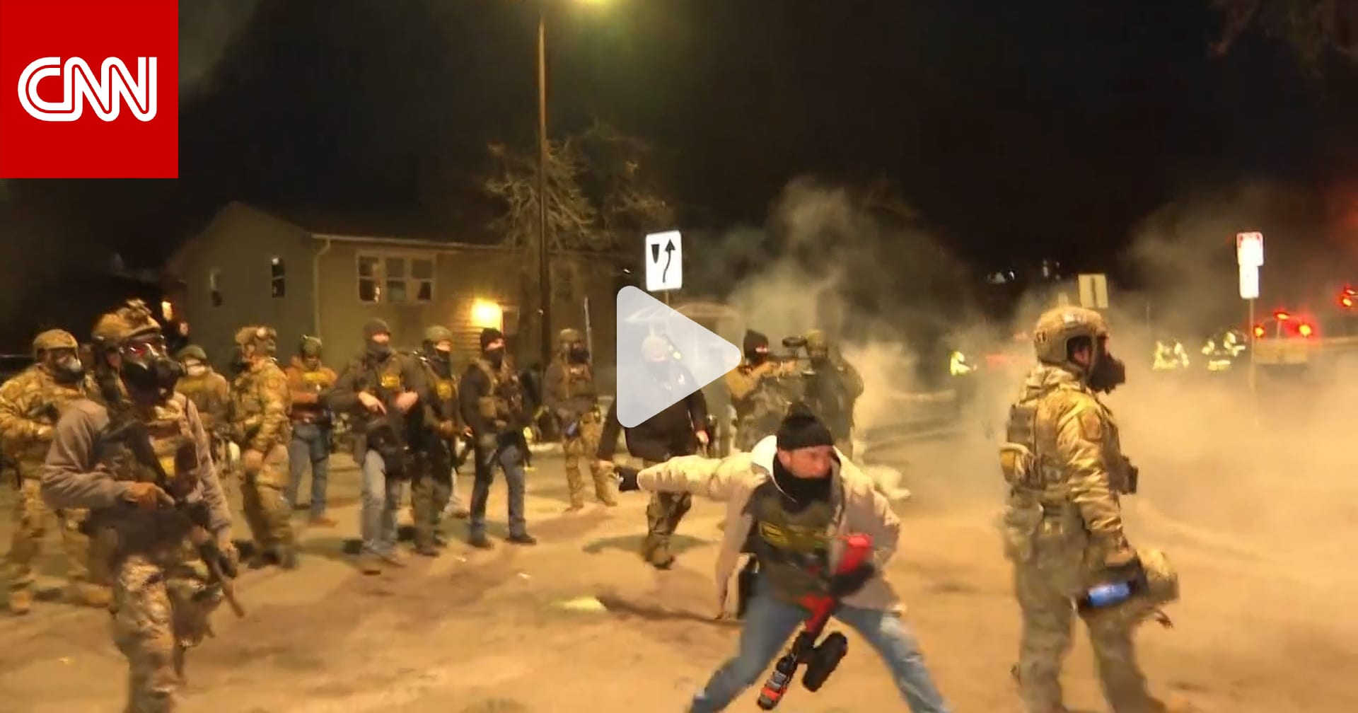 طاقم CNN يتعرض لقنابل صوتية وغاز مسيل للدموع وسط احتجاجات ضد إدارة الهجرة والجمارك بمينيابوليس 