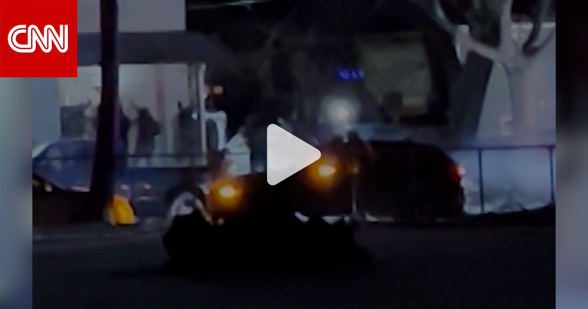 مشتبه بهم اعتدوا على ضباط أمريكيين.. وقوات الأمن تقتحم بقنبلة صوتية منزلا تحصنوا داخله 