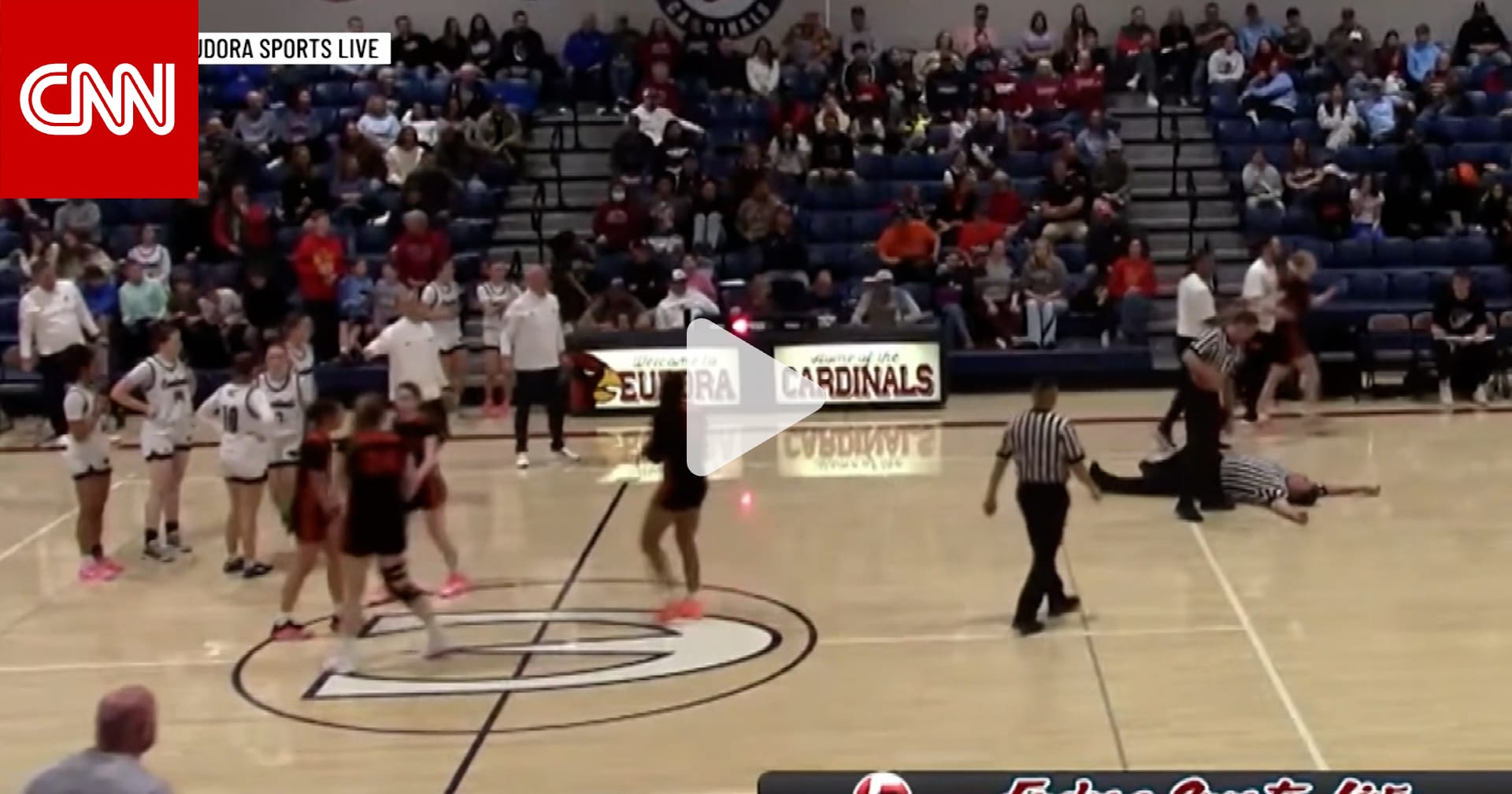 هل "كان يمثل؟".. جدل بعد سقوط حكم مباراة كرة سلة أرضًا بعد احتكاك طفيف مع لاعبة 