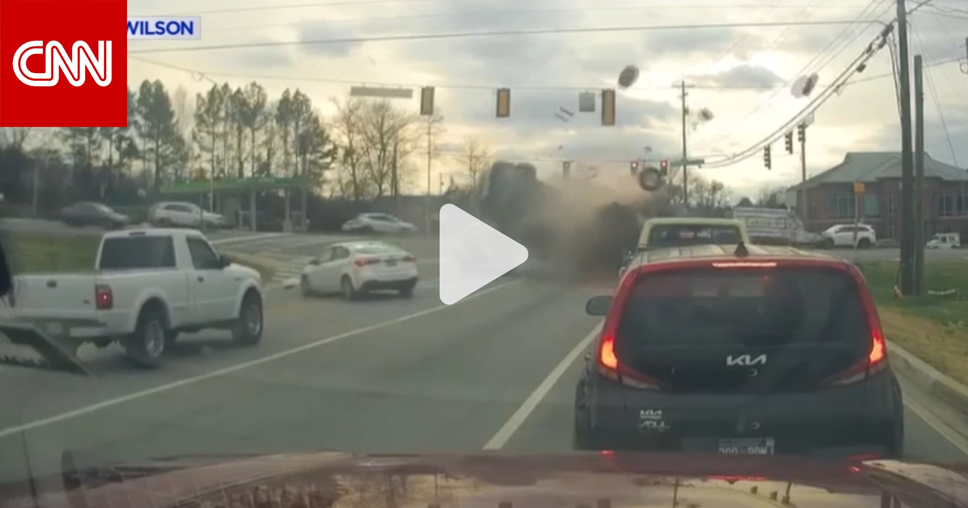 ضغطت دواسة الوقود بدل الفرامل.. ثمانينية تصدم 7 سيارات متوقفة على إشارة مرور حمراء 