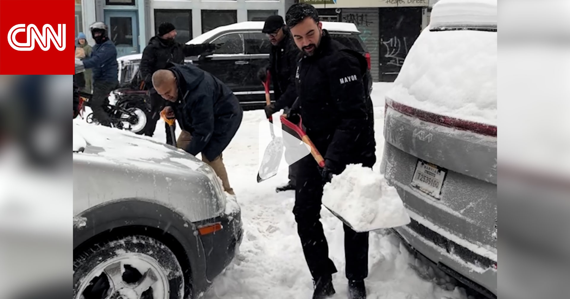 زهران ممداني يزيل الثلج من أمام سيارة عالقة بالثلج.. ونيويورك تستمتع باللعب بالثلوج 