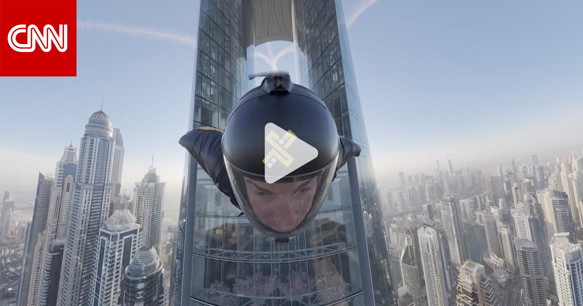 داخل "ثقب الإبرة" في دبي.. 5 أشخاص يقفزون عبر أطول فندق في العالم 