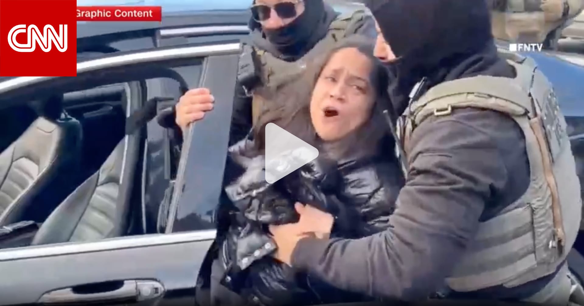 امرأة سحبها عملاء فيدراليون من سيارتها بعنف تُروي لـCNN ما حدث 