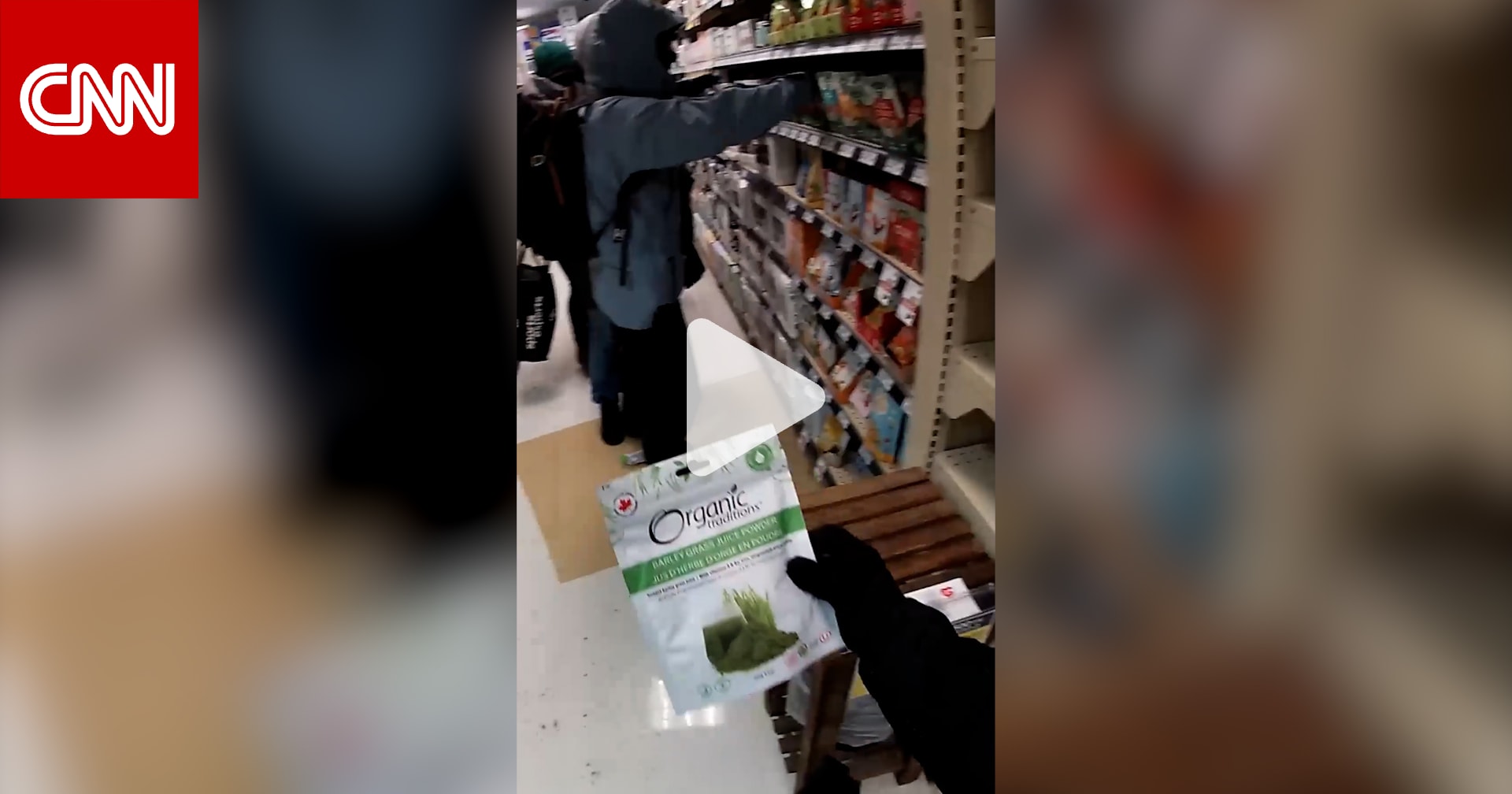 لصوص بزي روبن هود ينهبون متجرًا في كندا.. شاهد ما فعلوه بالمسروقات 