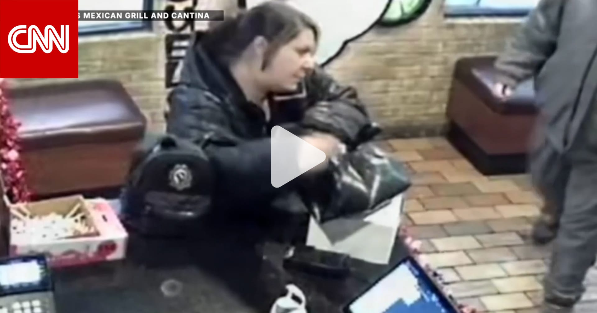 فضحتها الكاميرا.. زبونة تخفي جرة إكراميات تحت معطفها لتسرقها باحتراف وتغادر 