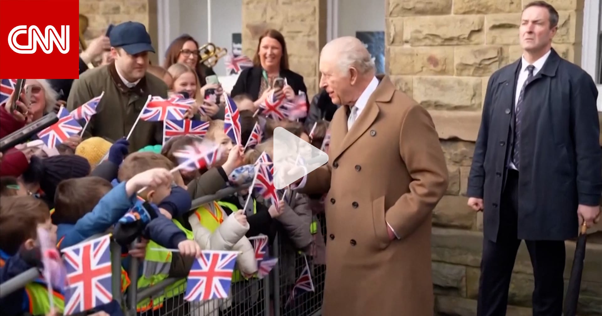 رجل يطرح سؤالا على الملك تشارلز بشأن أندرو وإبستين.. فكيف كان رد فعله؟ 