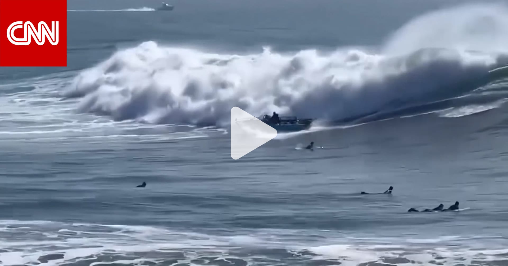 موجة عاتية تقلب قاربا أمام الكاميرا.. وراكبو الأمواج يتدخلون لإنقاذ ركابه 