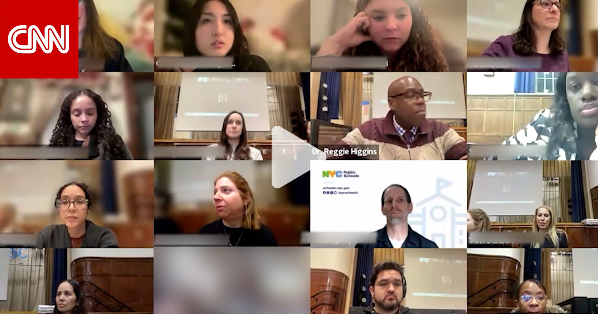 أستاذة في نيويورك تعتذر عن تعليقات "مسيئة عنصريًا" من ميكروفون مفتوح 