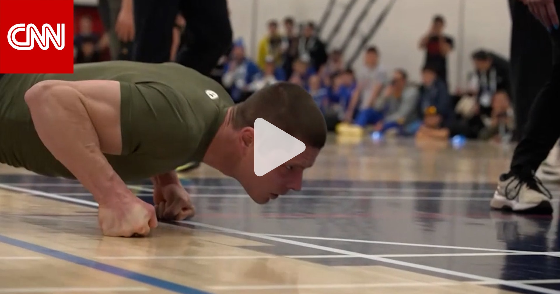 رياضة تحاكي حركة الفقمة على الجليد.. رجل يسجل رقما قياسيا عالميا في "القفز على المفاصل" 