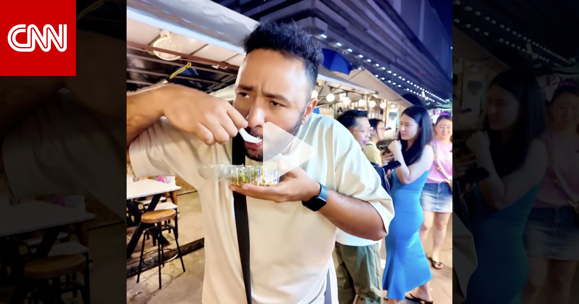 لا يزال يقفز.. مصري يجرّب طبق "الروبيان الراقص" في تايلاند 