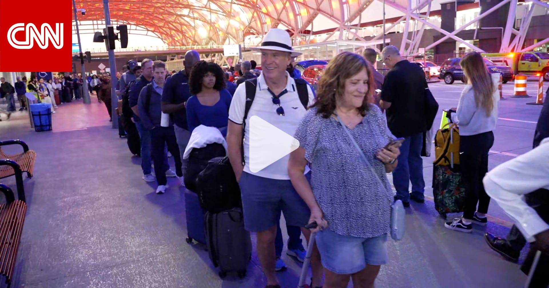 أزمة في مطارات أمريكا..هكذا امتدت طوابير المسافرين في مطار أتلانتا إلى خارج المبنى 