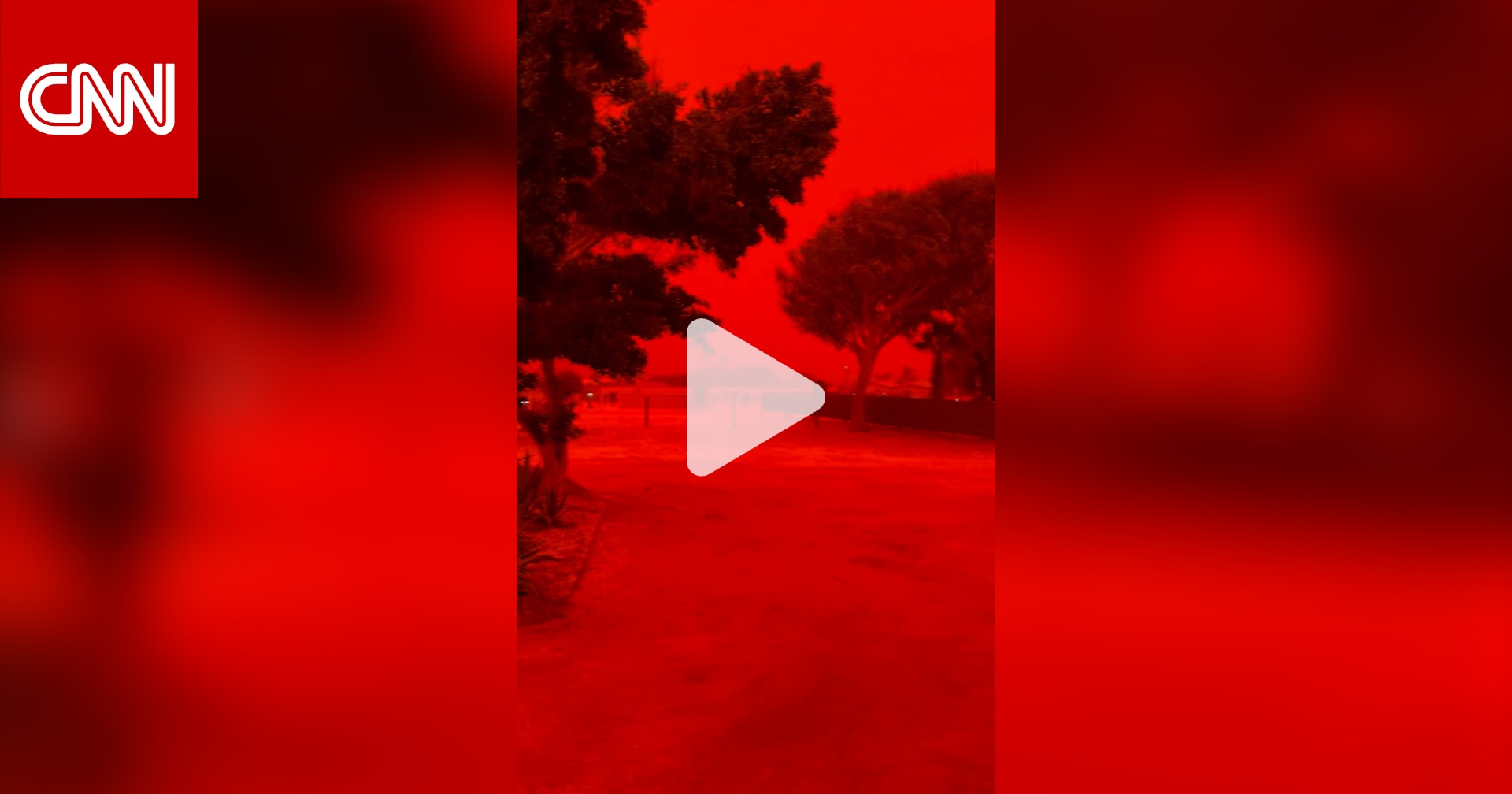 مشهد غريب.. سماء بلون الدم تسبق إعصارًا مداريًا في غرب أستراليا 