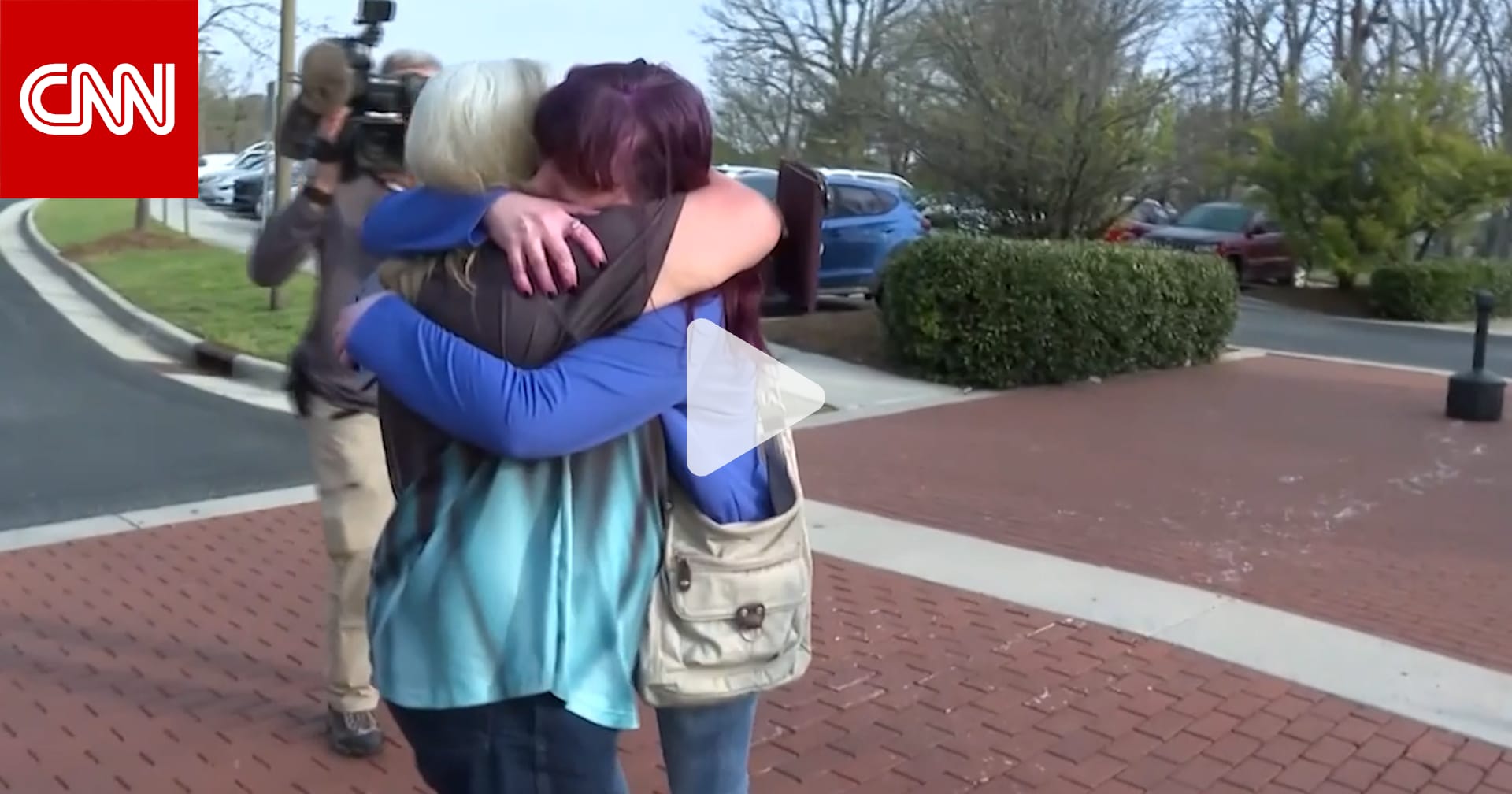 أم مفقودة تلتقي بابنتها للمرة الأولى منذ أكثر من 24 عامًا 